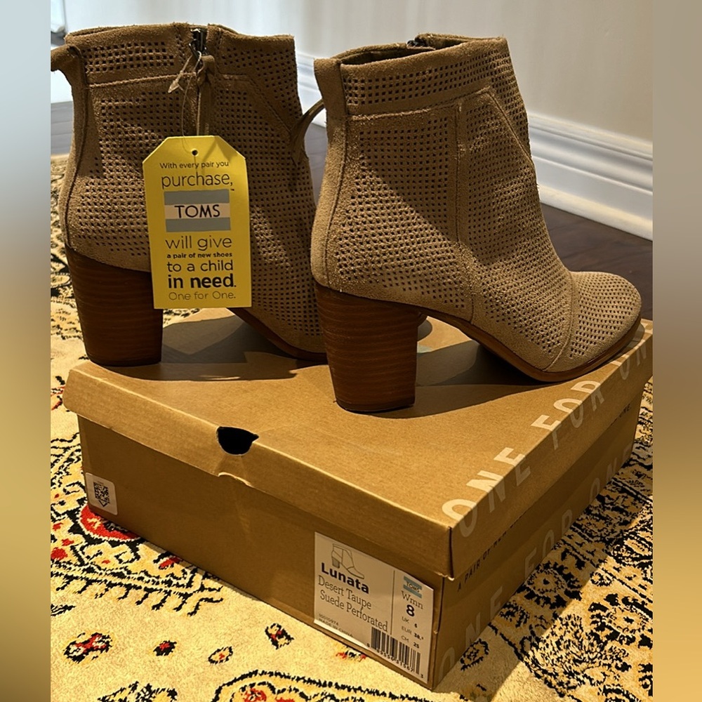 BNIB WOMEN’S TOMS LUNATA PERFORATED SUEDE BOOTIE DESERT TAUPE SIZE 8